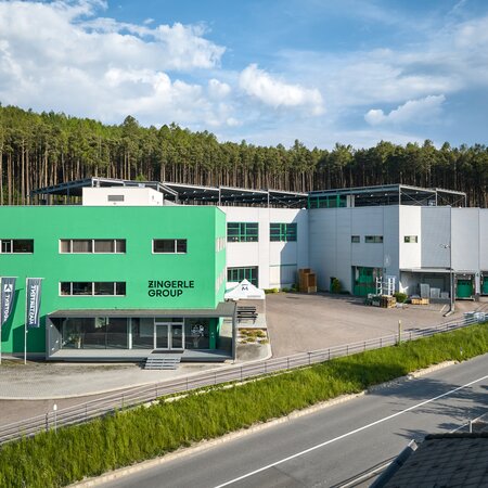 Der Headquarter in Italien besteht aus einer Produktionshalle und einem Bürogebäude.