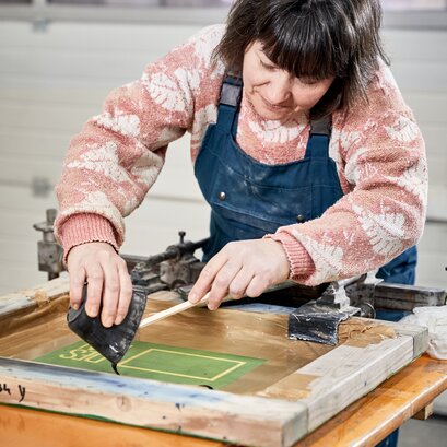 The logo is applied using screen printing.