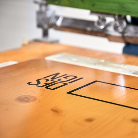 By means of screen printing the logo is applied.