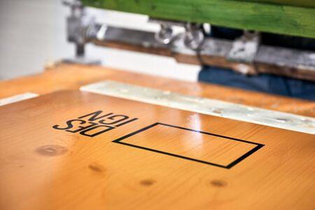 By means of screen printing the logo is applied.