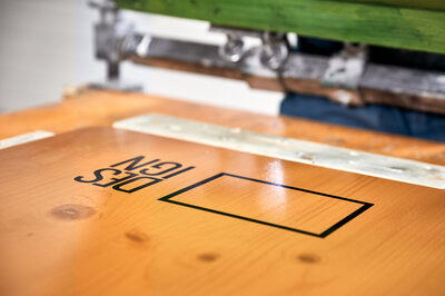 By means of screen printing the logo is applied.