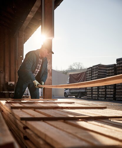 Das Holz der Bierzeltgarnitur kommt aus Rumänien und kommt dort in ein Holzwerk.