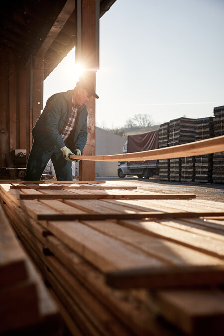 The wood for the beer table furniture comes from Romania and is used in a wood works there.