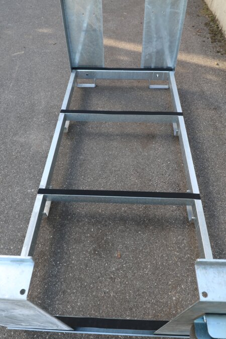 Auf dem Foto wurde das Innere eines leeren Transportgestells für Bierzeltgarnituren fotografiert.