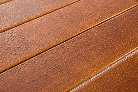 Our 2K synthetic resin varnish protects the ash wood of our beer garden tables and chairs.