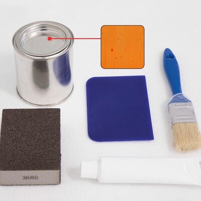 Auf dem Bild ist der Inhalt eines Reparatursets für eine Bierzeltgarnitur in der Farbe Orange zu sehen. Das Set beinhaltet 500 ml orangefarbene Lasur, 75 g Holzkitt, einen Spachtel, einen Pinsel, Schleifpapier und eine Anleitung.