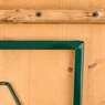 Die stabile Trapezform des Untergestelles der klassischen Bierzeltgarnitur trägt durch die breitere Auflage zur Standfestigkeit bei. Die zusätzliche Schweißnaht an den Ecken des Untergestelles verschließt die Kanten der einzelnen Biegeteile.