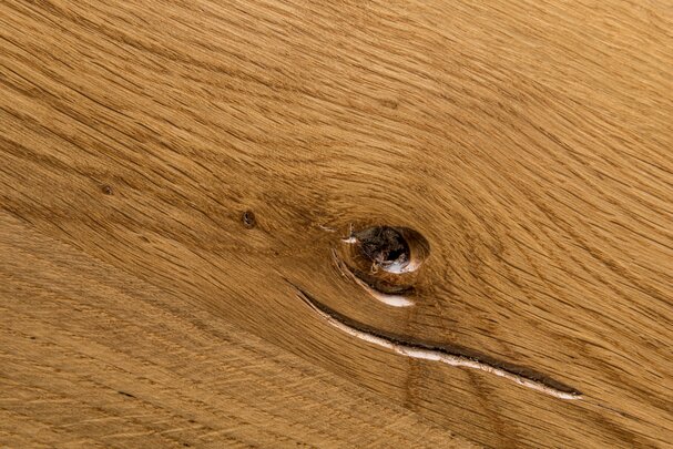 Eine Detailaufnahme der Maserung der Designgarnitur Lago.