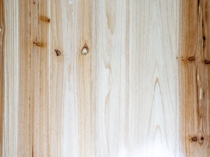 The wooden top of the beer table set in hardwarestore quality contains many knots.