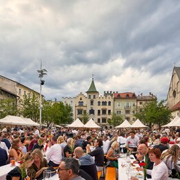 Beim Event Dine, Wine & Music wurden viele Bierzeltgarnituren aufgestellt, damit  man dort den Wein und das Essen genießen kann.