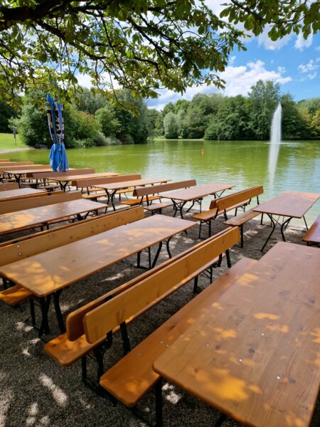 In the Michaeligarten there are a lot of beer garden table sets with legroom.