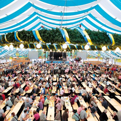 Die klassische Bierzeltgarnitur in der Farbe Natur beim Oktoberfest.