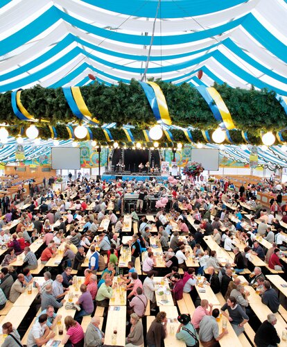 Die klassische Bierzeltgarnitur in der Farbe Natur beim Oktoberfest.