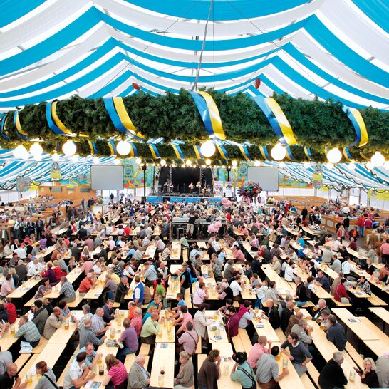 Die klassische Bierzeltgarnitur in der Farbe Natur beim Oktoberfest.