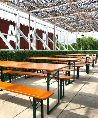Im Außenbereich der Wooden Robot Brewery sind Classic Bierzeltgarnituren in der Holzfarbe Kiefer aufgestellt.